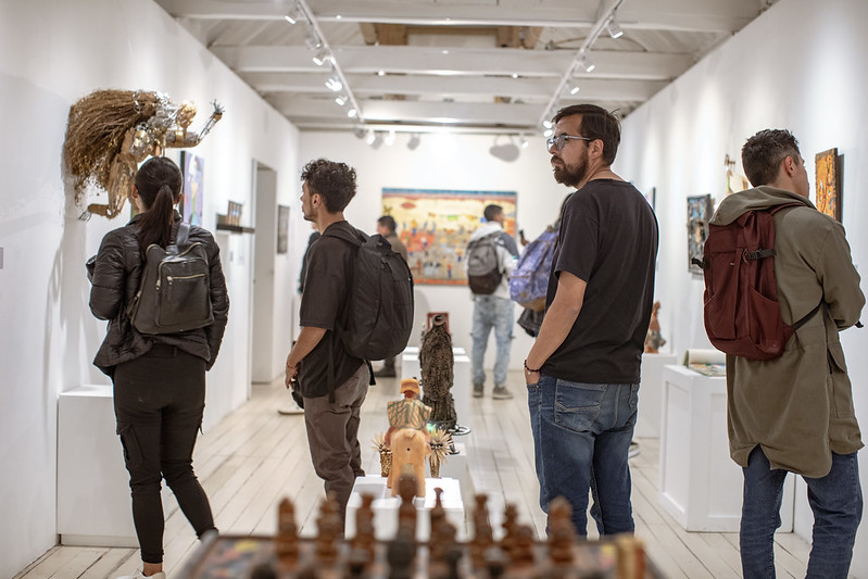 cuatro personas en un plano medio dentro de una sala de exposición de la FUGA