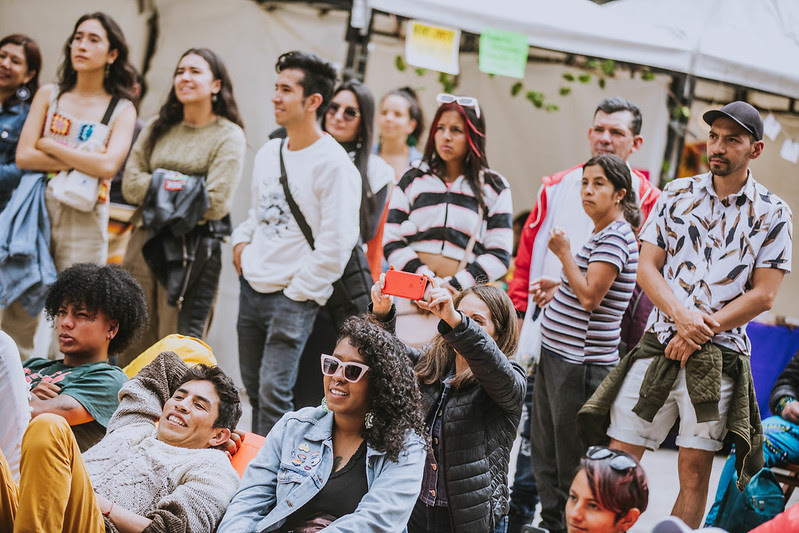 Personas observando un evento de la FUGA