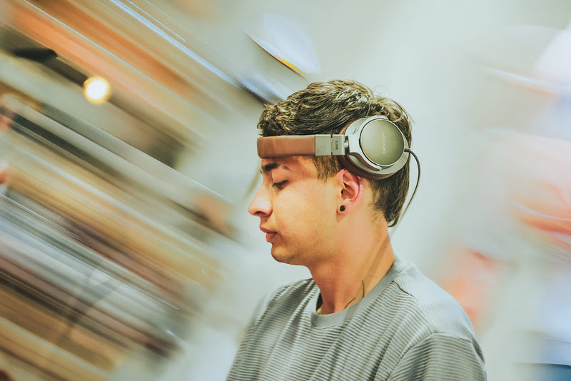 Joven con audífonos en la cabeza