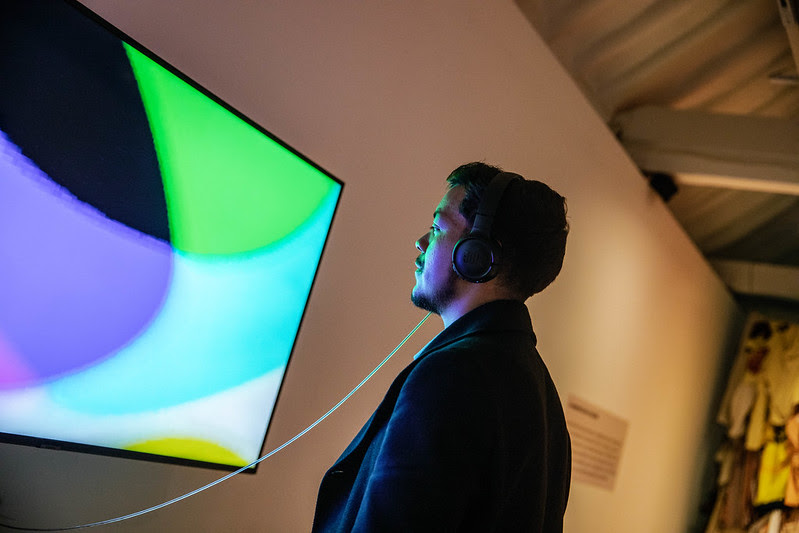 Persona observando una pantalla en una muestra de la FUGA