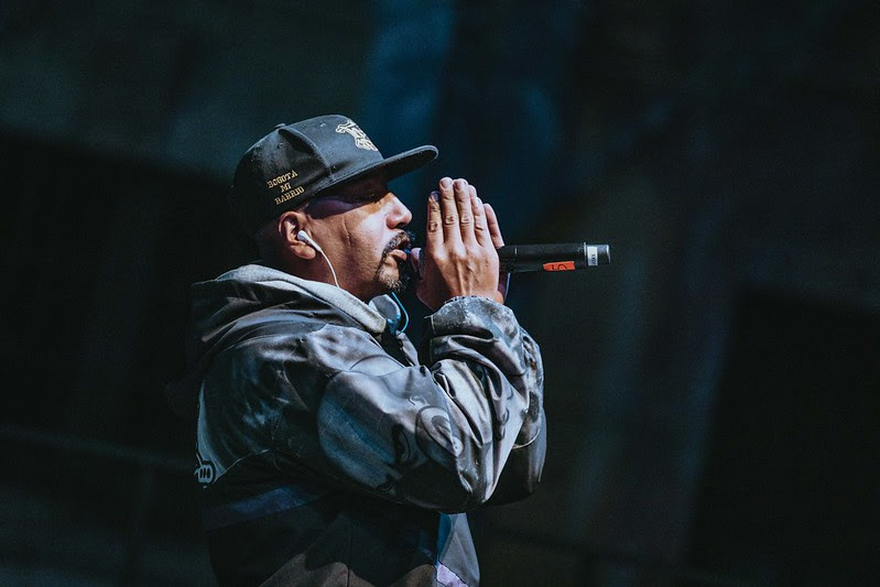 Cantante en una actividad de la FUGA