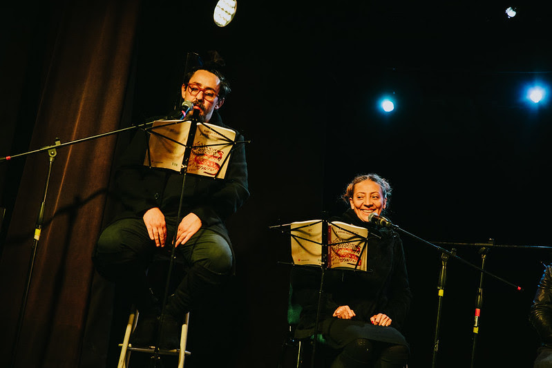 Personas leyendo en voz alta en el muelle de la FUGA
