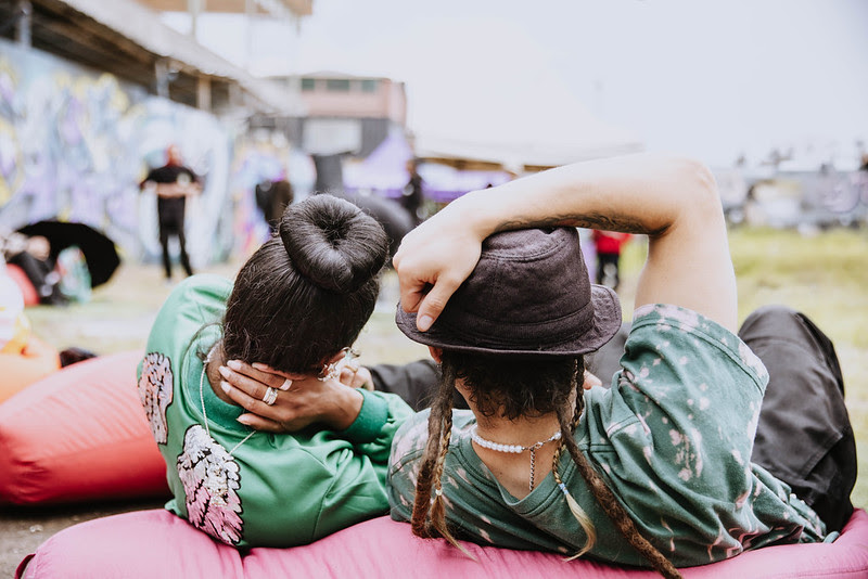 _Fotografía de dos personas acostados viendo una actividad de la FUGA al aire libre