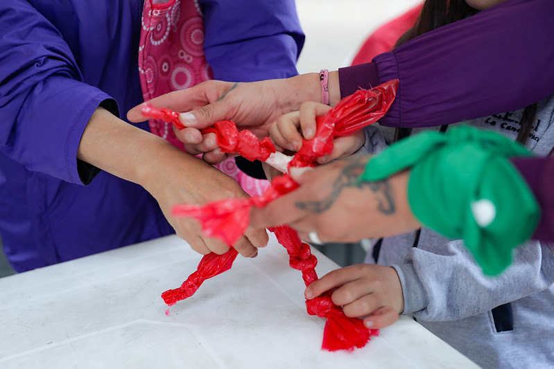 Muestra de dos personas usando cuerdas en una actividad-taller de la fuga 