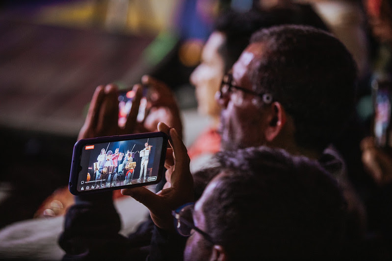 Hombre grabando con su celular una actividad de la FUGA