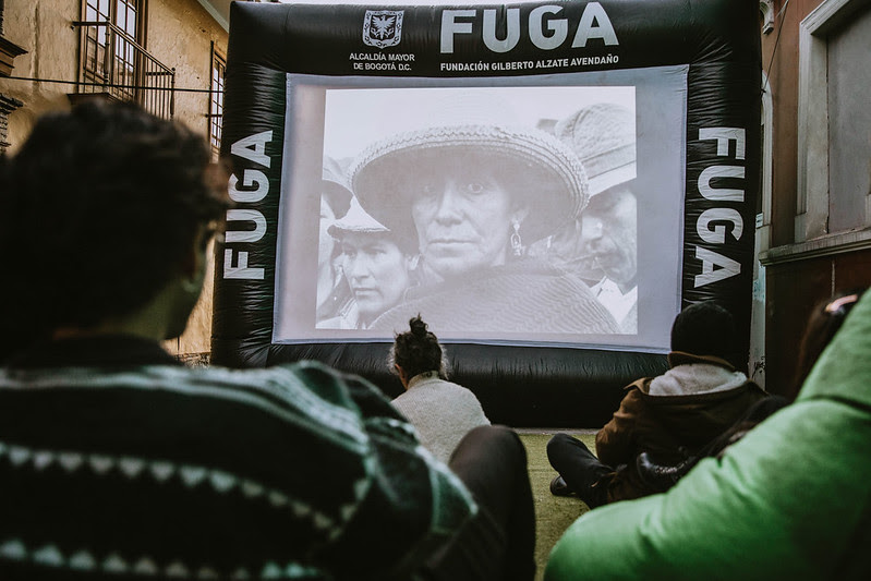 Pantalla de cine en la calle 10
