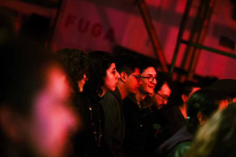 Espectadores viendo un show en el muelle de la figa