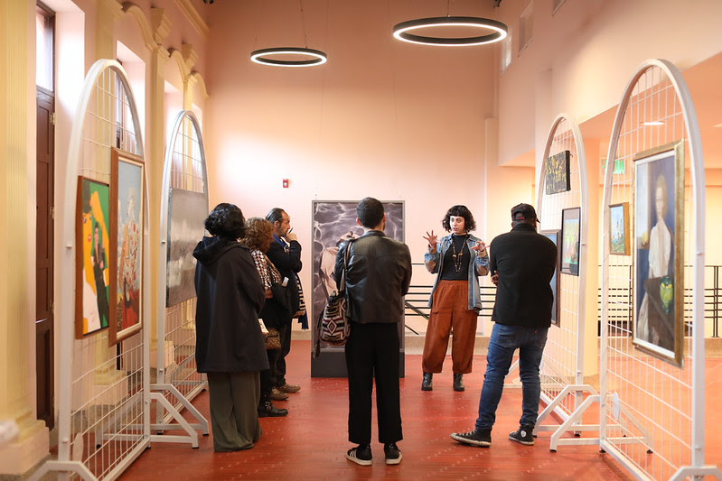 Personas en una exposición de la FUGA