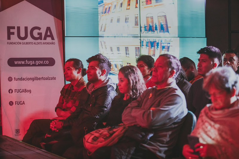 Personas en un conversatorio de la FUGA