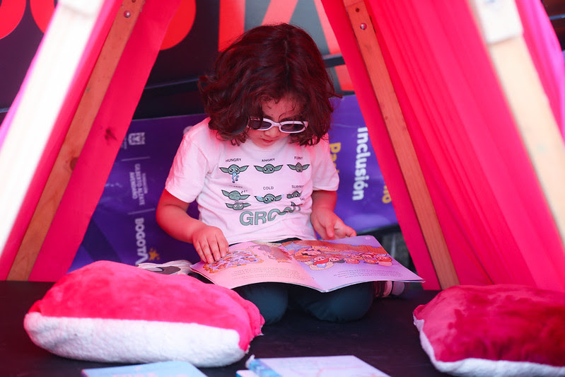 Persona leyendo en una actividad de la FUGA