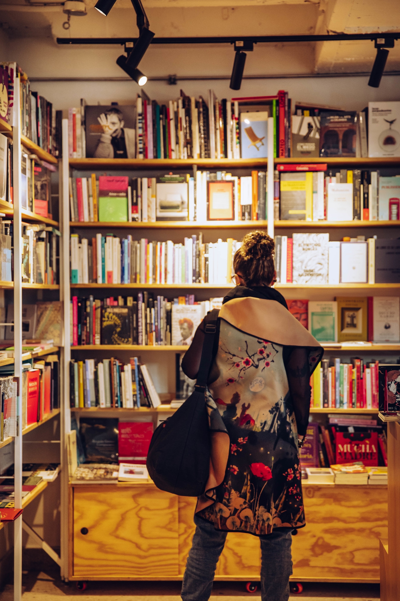 mujer observando libros