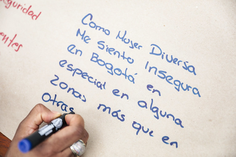 persona escribiendo en actividad de la FUGA