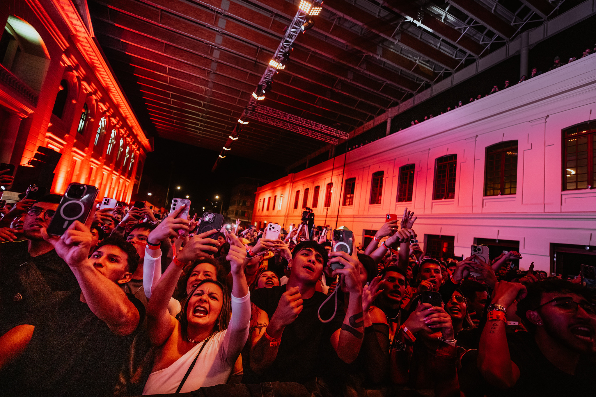 Fotografía de asistentes al evento con Ryan Castro
