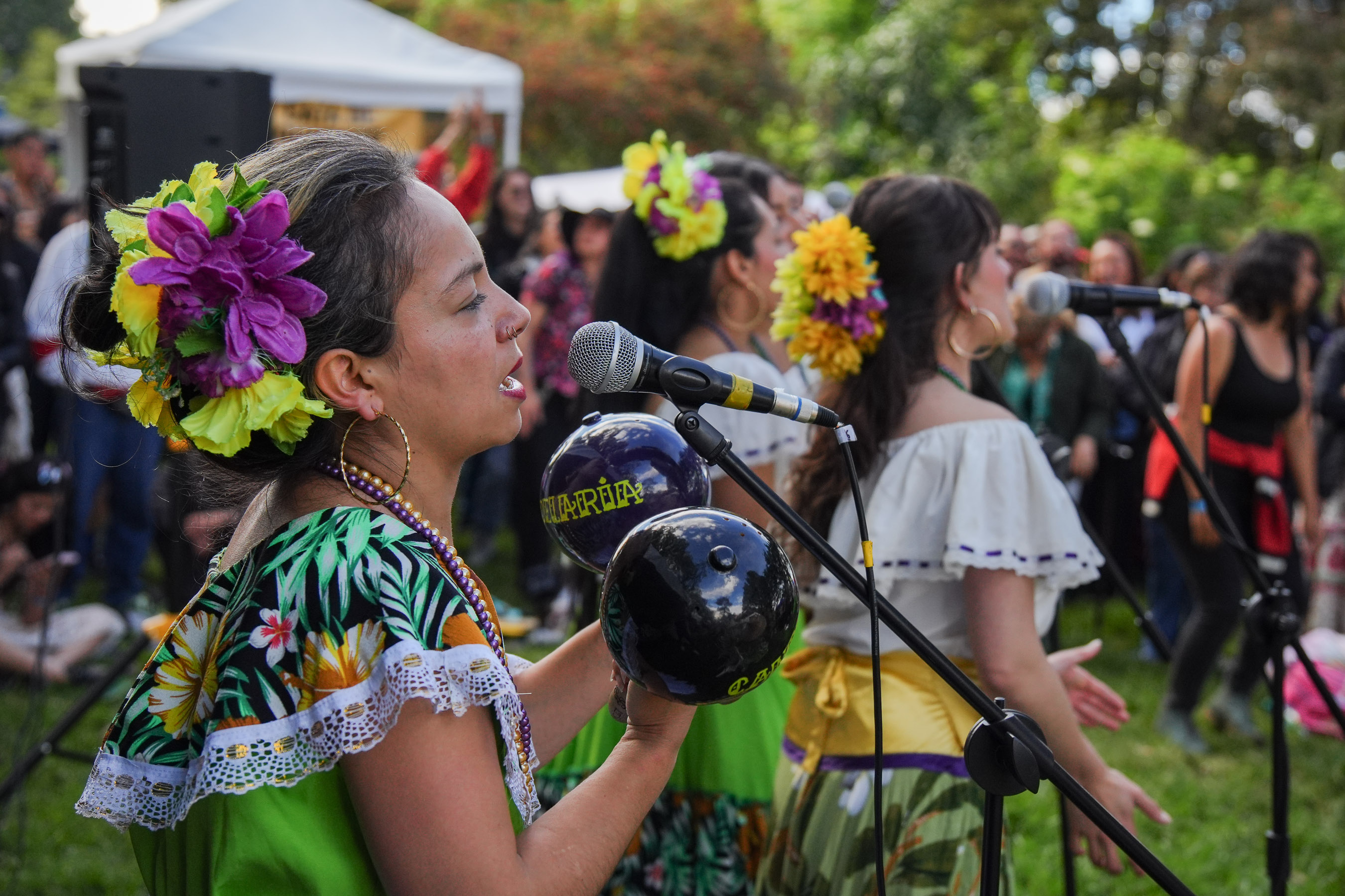 Personas tocando en una actividad  de más cultura local
