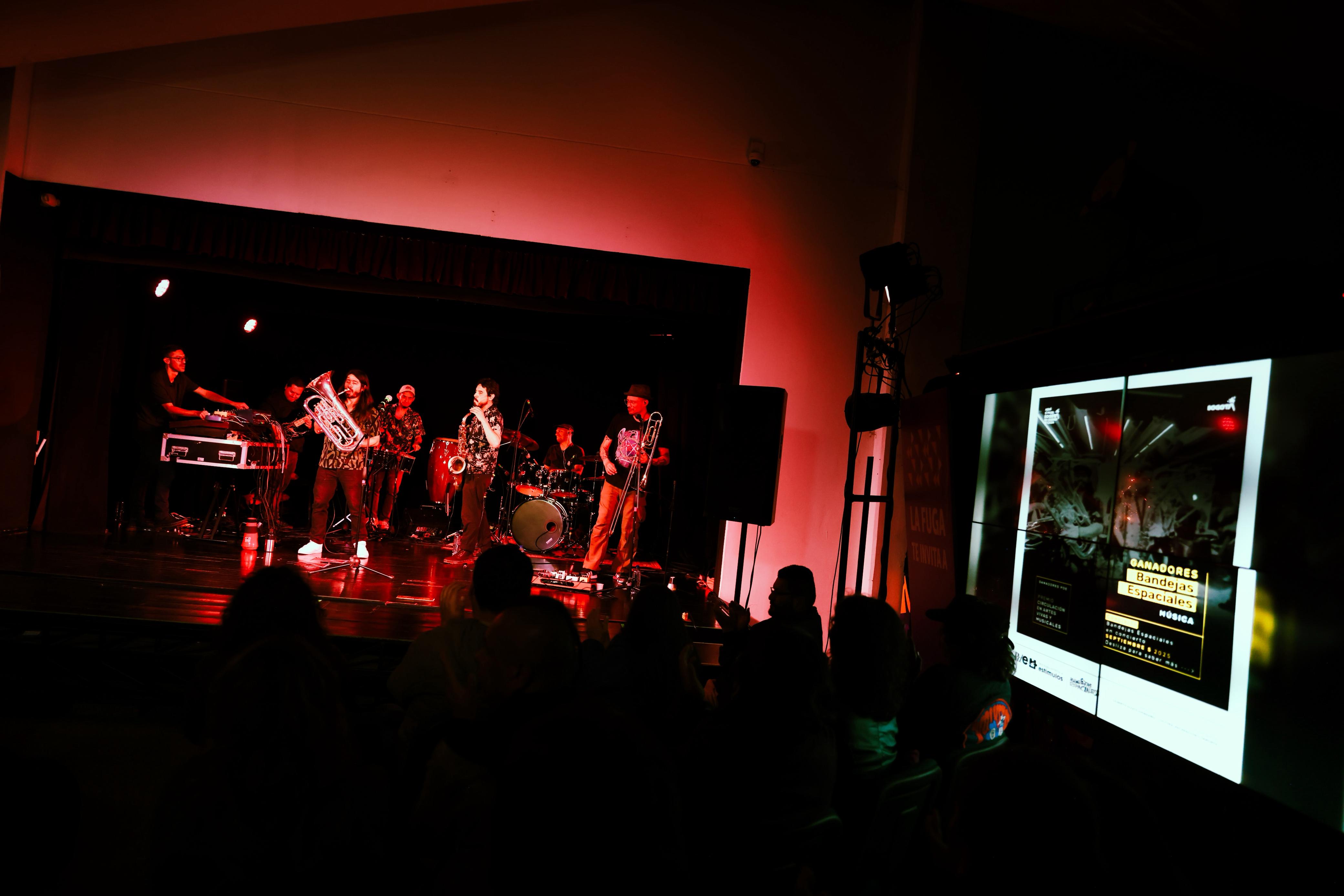 Artistas durante show musical en el Muelle de la FUGA