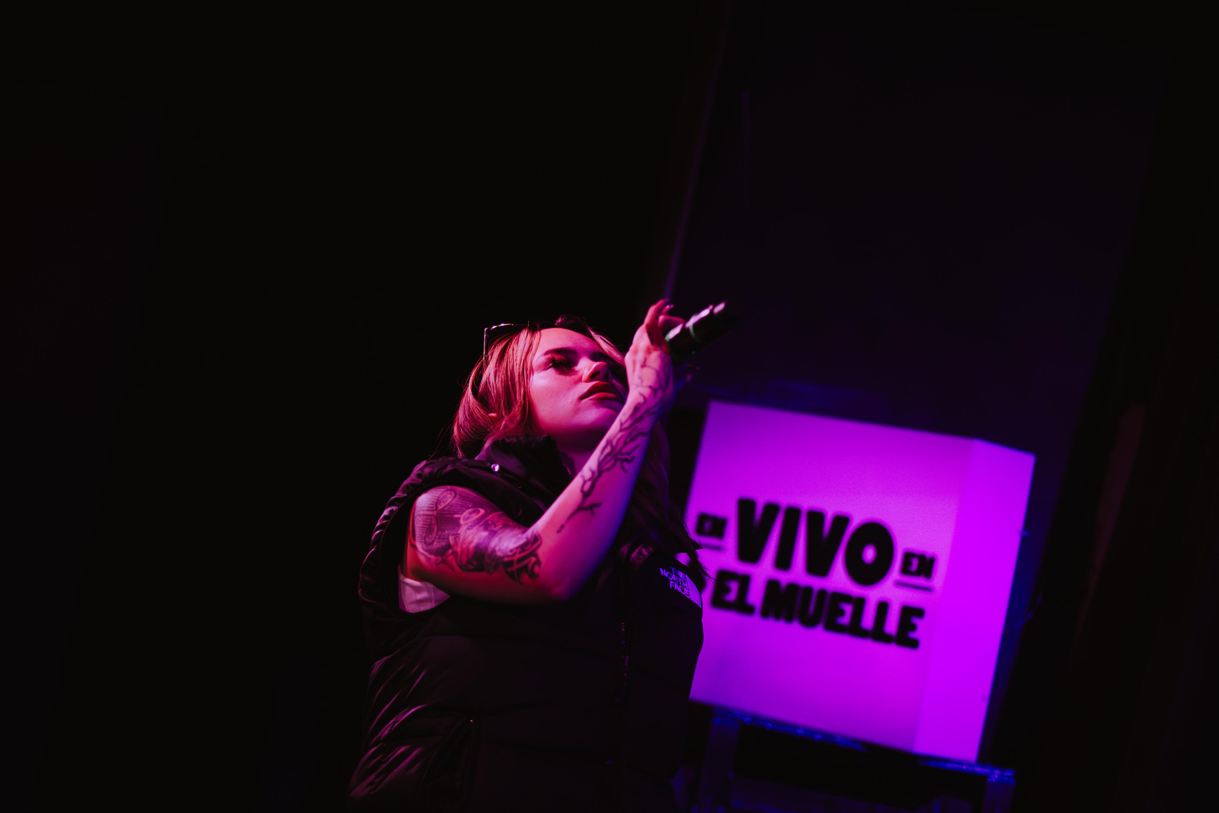 mujer cantando en vivo en el muelle