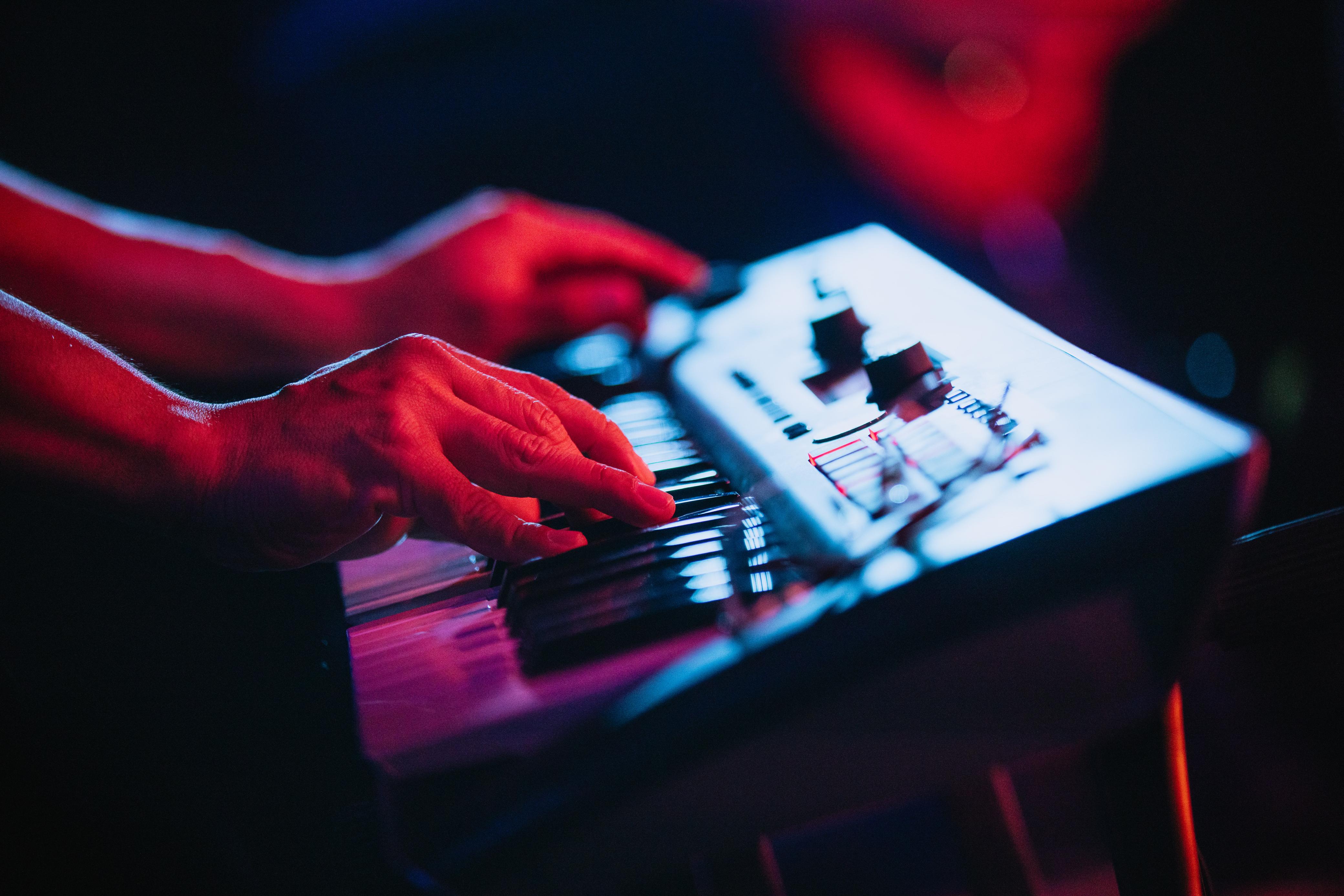 persona tocando teclado en el muelle fuga
