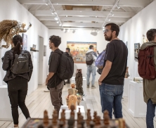 cuatro personas en un plano medio dentro de una sala de exposición de la FUGA