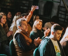 Varias personas atendiendo un  conversatorio en el Muelle de la FUGA