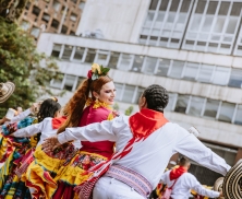 Grupo de baile en el parque santander