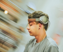 Joven con audífonos en la cabeza