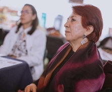 Personas mayores atendiendo una muestra en la FUGA