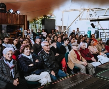 Personas adultos mayores en un evento en el muelle de la FUGA
