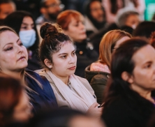 Personas en una actividad del muelle de la fuga