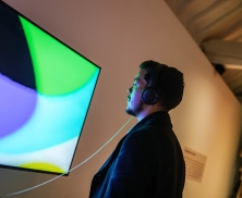 Persona observando una pantalla en una muestra de la FUGA