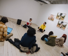 Grupo de personas durante sesión de taller en la FUGA