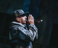 Cantante en una actividad de la FUGA