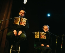 Personas leyendo en voz alta en el muelle de la FUGA