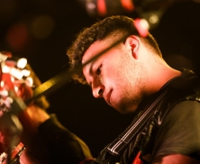 Persona tocando guitarra en una actividad de la FUGA