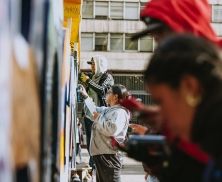Personas pintando un mural en el centro