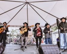 grupo en presentación musical 