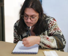 Persona leyendo texto en un taller de la fuga