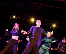 Personas en actividad en el Muelle de la FUGA