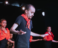 Persona en interpretación en el muelle de la FUGA