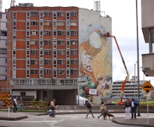 Se revive “El beso de los invisibles”, símbolo de amor en el centro de Bogotá