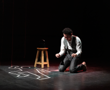 Fotografía de hombre en una obra de teatro