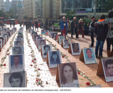 Fotografía de varias fotos de victimas de desaparecidos en una calle del centro de Bogotá 