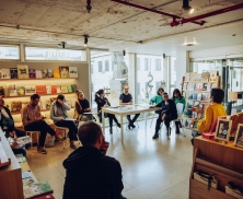 Grupo de personas leyendo en actividad de la FUGA