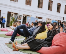 Personas acostadas en puffs durante actividad de la FUGA