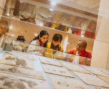 Personas en una exposición de la FUGA