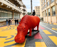 BOGOTÁ RECIBE OFICIALMENTE RESILIENCIA: LA OBRA DEL HIPOPÓTAMO MONUMENTAL LLEGA AL PASAJE MURILLO TORO