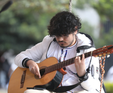 Persona tocando guitarra en una actividad de la FUGA