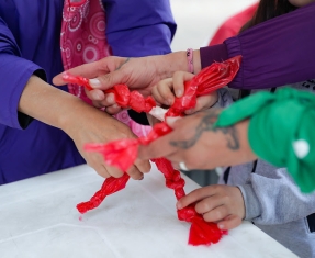 Muestra de dos personas usando cuerdas en una actividad-taller de la fuga 