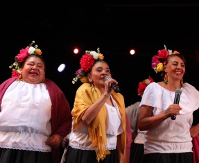 Mujeres presentándose en una actividad de la FUGA