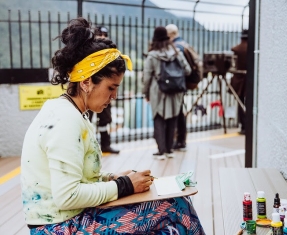 Mujer en una actividad artística de la FUGA