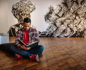 Persona leyendo en un taller de la FUGA